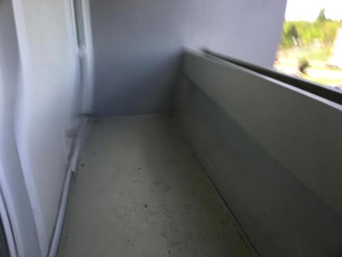 - un petit couloir avec une fenêtre dans la chambre dans l'établissement Appartement terrasse villepinte Parc des Expositions Rer b, à Villepinte