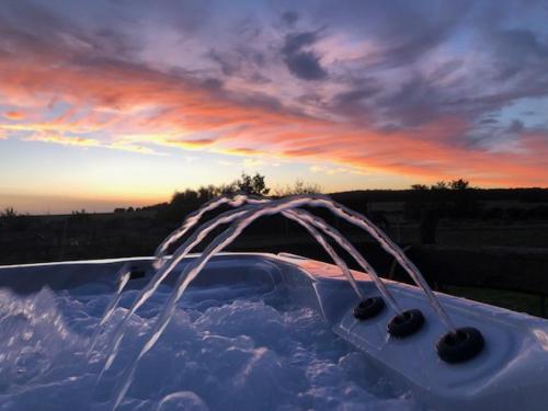 a hot tub with a rope in the snow at Le Spa est dans le Pré in Triguères