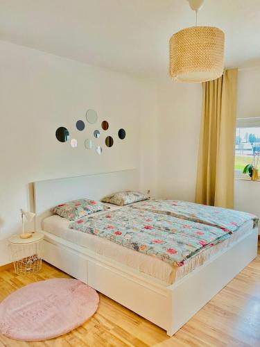 Micheldorf in Oberösterreich的住宿－Zentrale Wohnung mit Blick auf Burg Altpernstein，一间卧室配有一张带花卉棉被的床