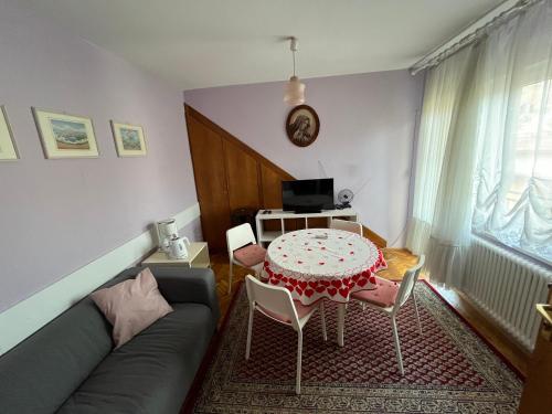 uma sala de estar com um sofá e uma mesa em Villa Dudu em Selce