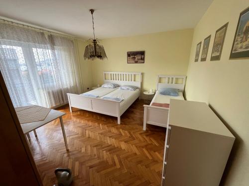 um quarto com 2 camas e uma mesa em Villa Dudu em Selce
