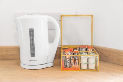 a white blender sitting on a counter next to a mirror at New 2 Bedroom Deluxe Apartment - Parking - Wifi & Netflix - Top Rated - 50C in Sleightholme