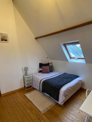 a bedroom with a bed and a window at La grande Amiénoise de 7 chambres, quartier calme et résidentiel in Amiens