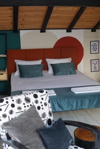 um quarto com uma cama grande e uma mesa em Zlatibor Wild em Zlatibor