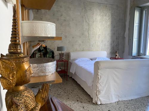 - une chambre avec un lit et une table avec une lampe dans l'établissement 7.Frecavalli Appartamento in Palazzo d'epoca, à Crema