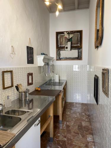 - une cuisine avec un évier et un comptoir dans l'établissement 7.Frecavalli Appartamento in Palazzo d'epoca, à Crema