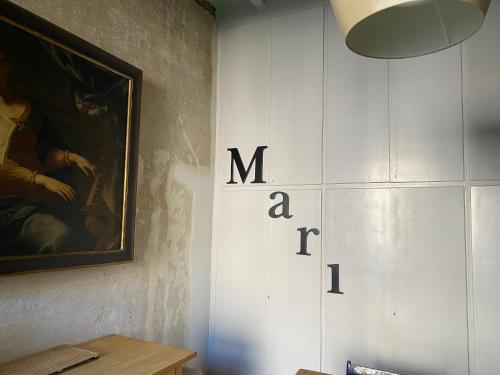 a wall with the words me and a painting on it at 7.Frecavalli Appartamento in Palazzo d'epoca in Crema