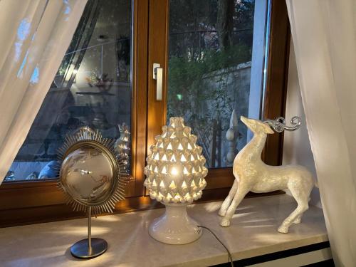 a window sill with a statue of a horse and a mirror at Residenza Ca' degli Enzi in Verona