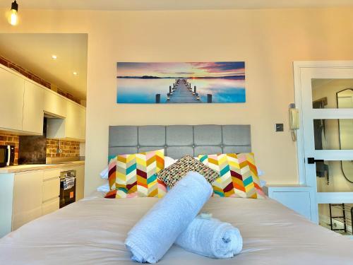 1 dormitorio con 1 cama blanca y cocina en Pier View Retreat - Close to Beach - Sea Views With Parking, en Bournemouth
