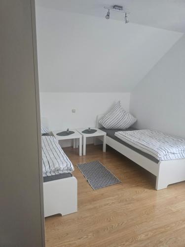 Cette chambre comprend 2 lits et un miroir. dans l'établissement Work and Stay 01 Stolberg Neu Modernisiert, à Stolberg