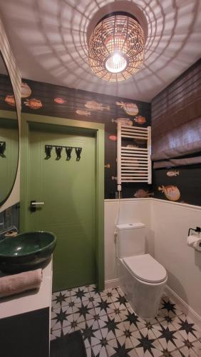 ein Badezimmer mit einer grünen Tür und einem WC in der Unterkunft Domki Mocy Orzechówka in Bodzentyn