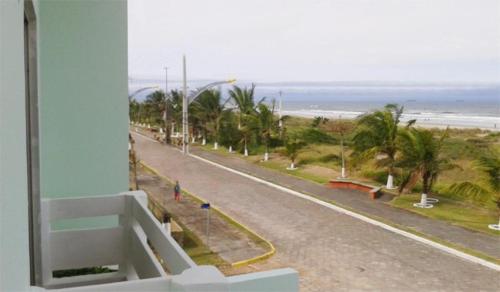 een balkon met uitzicht op het strand bij HOTEL PORTO FINO in Pontal do Paraná