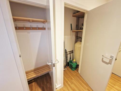 レイトン・バザードにあるRidgewayの戸棚付きの部屋へとつながるドア