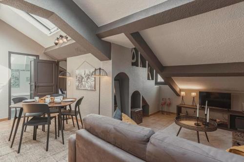 un salon avec un canapé et une table dans l'établissement 