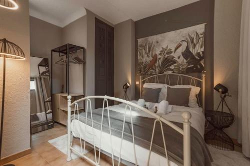 une chambre avec un lit avec un tableau sur le mur dans l'établissement 