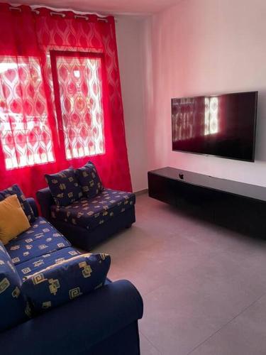 a living room with a couch and a flat screen tv at Villa Emily appartamento in Ca Tiepolo