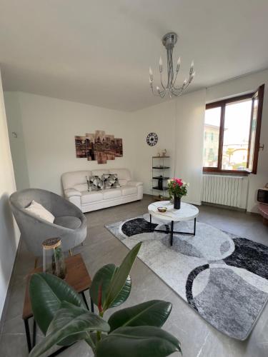 a living room with a couch and a table at A due passi dal lago - Cernobbio con Terrazza in Cernobbio