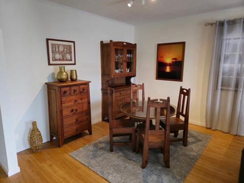 ein Esszimmer mit Tisch und Holzmöbeln in der Unterkunft Casa da Villa in Madalena