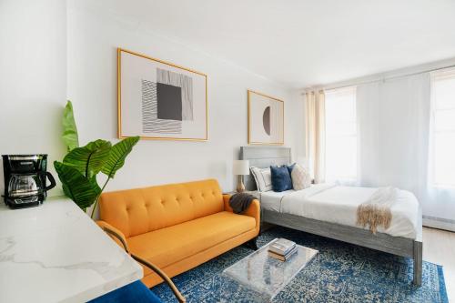 uma sala de estar com um sofá e uma cama em 1597-7 Luxury Upper East Studio W&D in unit em Nova York
