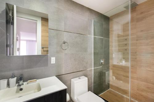 uma casa de banho com um WC, um lavatório e um chuveiro em 1597-7 Luxury Upper East Studio W&D in unit em Nova York