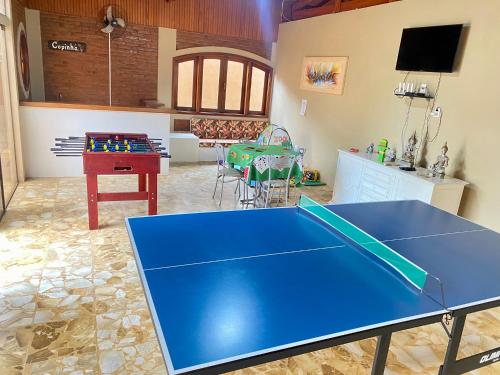 una mesa de ping pong azul en una habitación en Pousada Mirante das Estancias en Águas de Lindóia