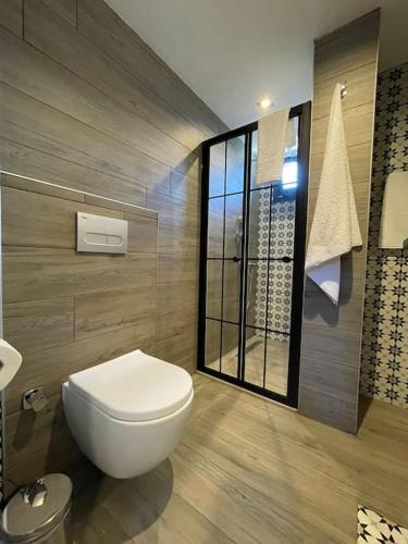 een badkamer met een wit toilet en een raam bij Zehra Suites Boutique Apartment#6, 300 meters from the sea in Marmaris