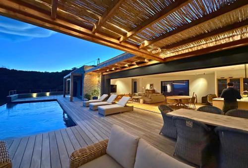 une maison avec une piscine et une terrasse meublée dans l'établissement Schena Villata, à Zonza