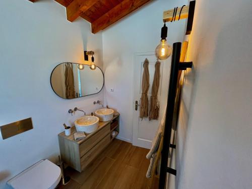 サン・テオトーニオにあるMonte dos Pinheirosのバスルーム(洗面台2台、鏡付)