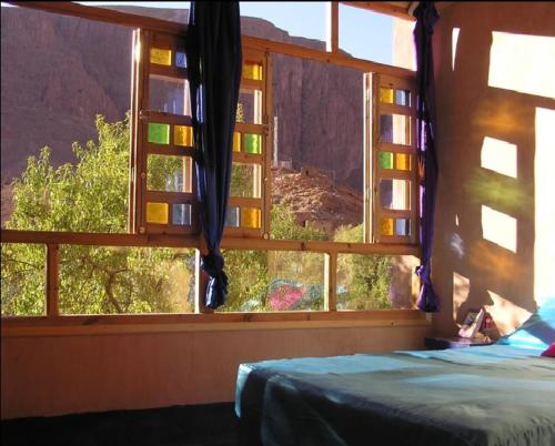 1 dormitorio con ventana y vistas al cañón en Guest house Amande, en Tinerhir