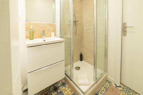 a bathroom with a sink and a shower at Grand Hôtel de l'Europe - Morlaix Centre in Morlaix