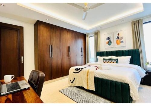 Postel nebo postele na pokoji v ubytování BluO 4BHK Safdarjung Enclave - Lift & Balcony