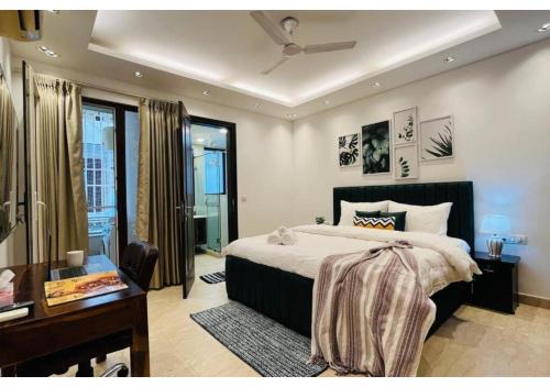 Postel nebo postele na pokoji v ubytování BluO 4BHK Safdarjung Enclave - Lift & Balcony