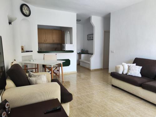 sala de estar con 2 sofás y cocina en Olga Paraiso del Sur en Playa Paraiso