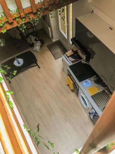 une vue aérienne d'un salon avec une table et une télévision dans l'établissement Charmant et paisible duplex à gare Rennes, à Rennes