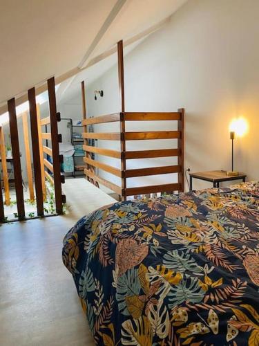 ein Schlafzimmer mit einem Bett mit einer bunten Decke in der Unterkunft Charmant et paisible duplex à gare Rennes in Rennes