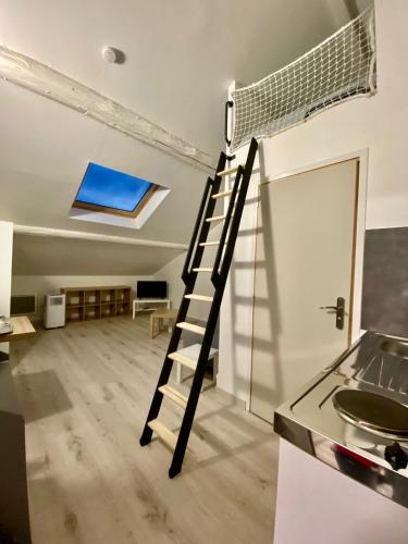 une cuisine en mezzanine avec une échelle au plafond dans l'établissement 204 Studio Immeuble Perséverance, à Conflans-en-Jarnisy