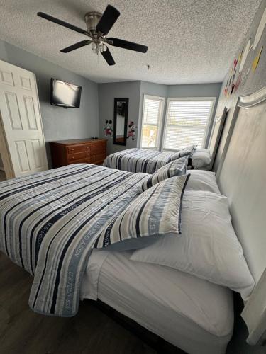 a bedroom with two beds and a ceiling fan at FMH Property Management in Orlando