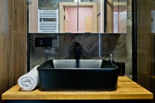 a black sink in a bathroom with a towel at Apartament Orlando w Porto Łeba 350m od morza in Łeba