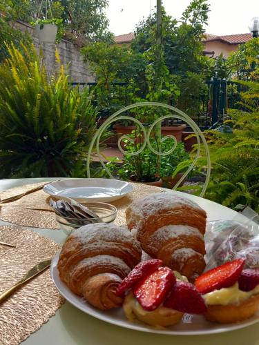 un plato de bollería y fresas en una mesa en Bed and Breakfast Rosangela, en Taormina