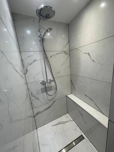 une salle de bain avec une douche avec une porte vitrée dans l'établissement Appartement hyper cosy, à Boulogne-sur-Mer