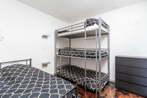 MondragonにあるVilla Sérénity 10 pers maxiの二段ベッドとはしご付きの客室です。
