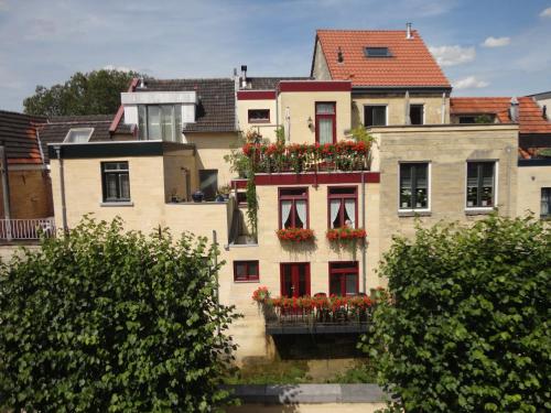 un edificio con fioriere sul lato di esso di Appartement aan de Geul a Valkenburg