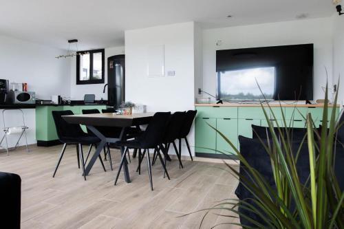 a kitchen and dining room with a table and chairs at Royal Suites Dalia - וילה עם 4 סוויטות מהממות, בריכה מחוממת וג'קוזי in Dāliyat el Karmil