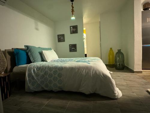 um quarto com uma cama com um edredão azul e branco em Le Clos de Bourgueil em Sainte-Anne