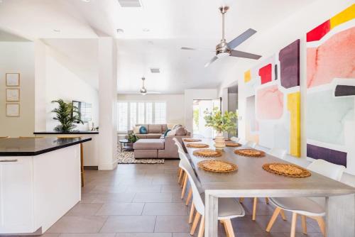 a kitchen and living room with a table and chairs at Heated Pool Outdoor Kitchen Patio Modern Design in Scottsdale