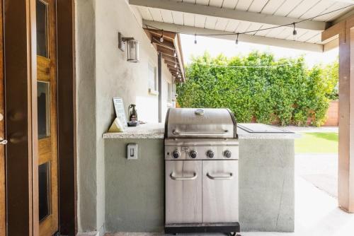 an outdoor kitchen with a stove in a house at Heated Pool Outdoor Kitchen Patio Modern Design in Scottsdale