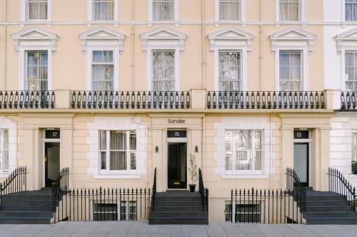 um edifício com escadas em frente em Sonder The Voyage em Londres