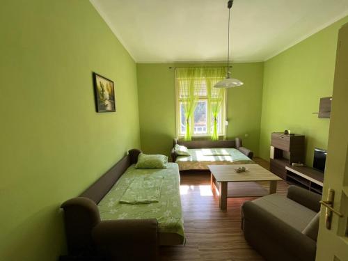 sala de estar con sofá y mesa en Kuca za odmor Daca Bogojevo en Gombos