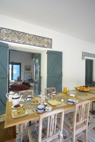Makanan di atau berdekatan rumah tamu ini