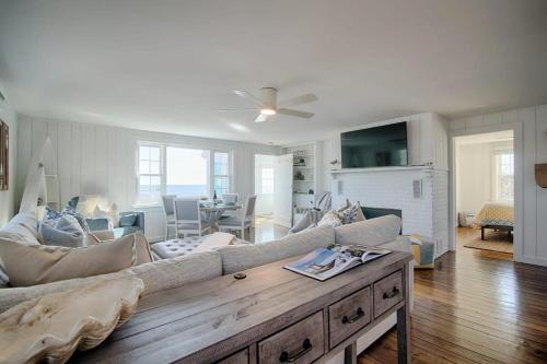 Televisyen dan/atau pusat hiburan di Stunning Waterfront Views Beach steps away